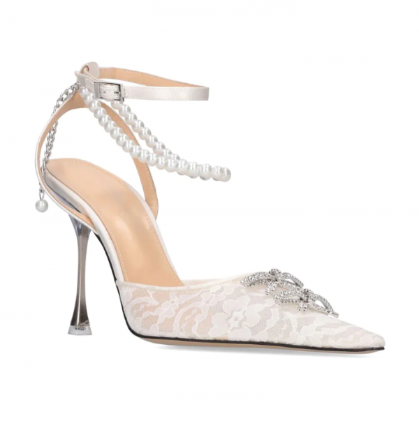 Sepatu hak berdetail renda